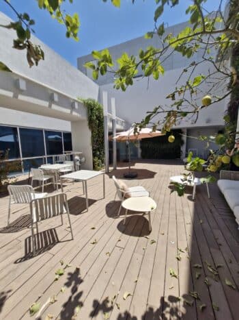 המשרד בשטח 1000 מר מחולק ברובו לחדרים