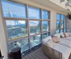 מחולק ברובו לחדרים, 2 חדרי ישיבות, מס עמדות עבודה בחלל פתוח