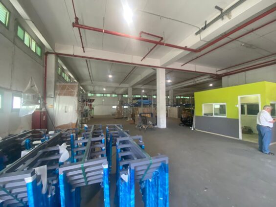 אולם פינתי בגודל 1,200 מר עם גישה לפריקה וטעינה