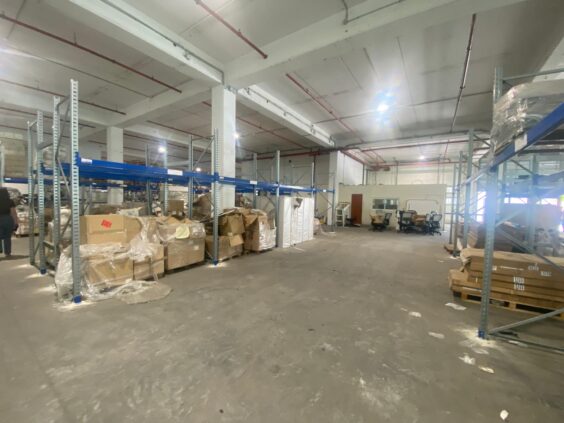 ספרינקלרים, רצפת בטון, גישה לפריקה וטעינה, משרדים ומידוף קיים