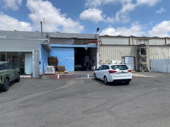 חצר תפעולית עם גישה לפריקה וטעינה