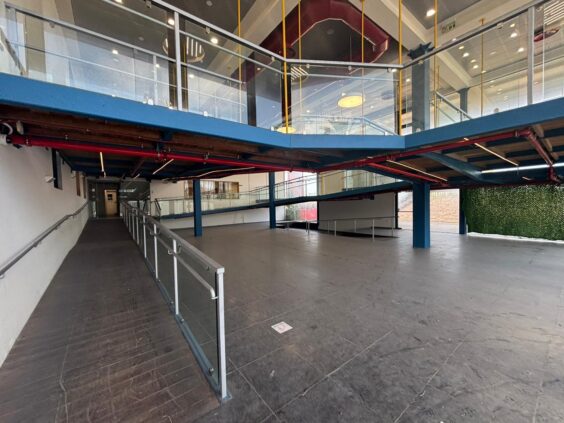 רחבה של 6700 מטר עם 3 כניסות יציאות