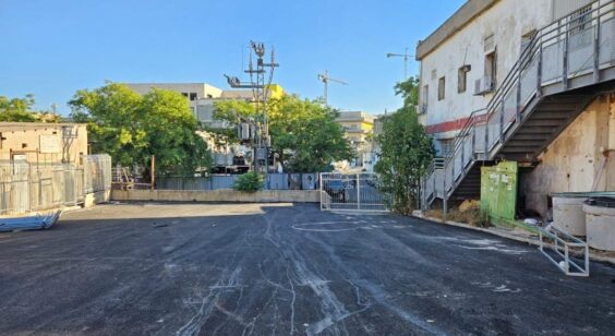 שני שערים ושתי כניסות נפרדות