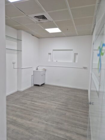 המשרד 200 מר מהרכבת ולמסעדות בפארק