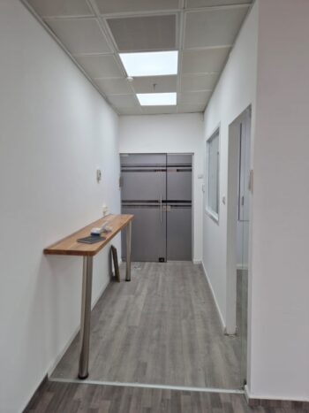 בקומת הקרקע של הבנין עם יציאה למרפסת