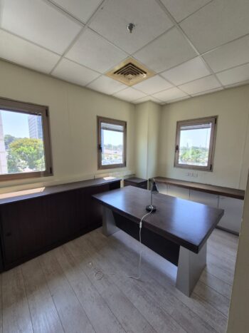 המשרד מעוצב ומודרני כולל ריהוט, מיזוג אוויר ואזעקה