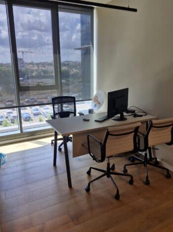 חלל פתוח עם 12 עמדות וחדרי מנהלים