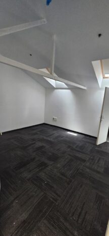 7 חדרי עבודה, חדר ישיבות, מטבחון ושירותים בנכס