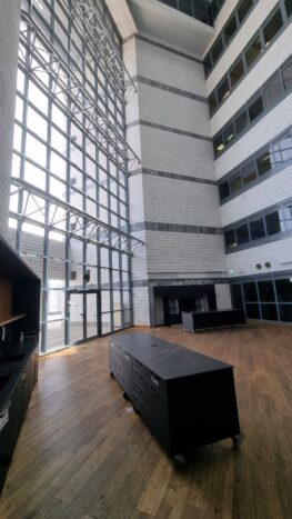 הבניין ממוקם בחלקו הצפוני של אזור התעסוקה