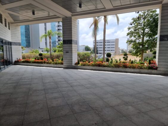 מול נוף ושדות פתוחים אל פארק ההייטק