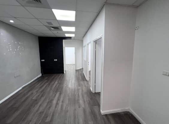 משרד מסודר ונוח, צמוד לעורק תחבורה ראשי ולמרכז מסחרי פעיל