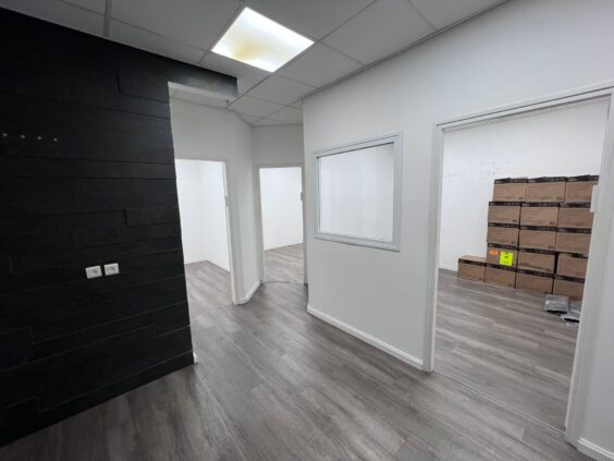 חלוקה: 3 חדרים, מטבח, מחסן ממד ושירותים בקומה