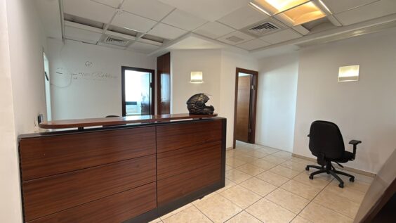 יש ריהוט איכותי, חניות להשכרה ומטבח מאובזר