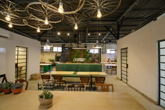 עם מגוון משרדים בגדלים שונים מעוצבים