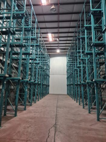 שטח תפעול גדול בחזית, משווה גובה, ספרינקלרים ואופציה למשרד