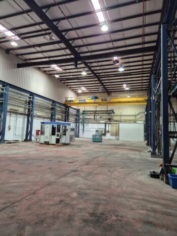 שטח 1,300 מר וחלל של 300 מר ממודף