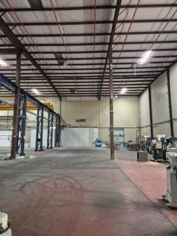 מבנה בגובה 10 מטר, מחולק לשני חללים