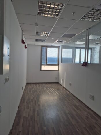 עם נוף ירוק בבנין משרדים מתוחזק בפארק המדע