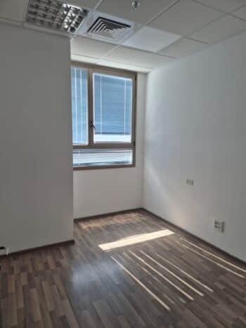 משרד 235 מר יפה ומסודר עם נוף ירוק בבנין משרדים מתוחזק