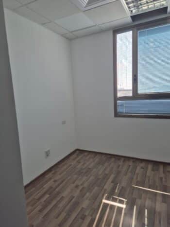 בפארק המדע נס ציונה, משרד 235 מר יפה ומסודר