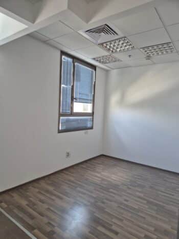 בפארק המדע בקרבת חניון גדול ומסעדות