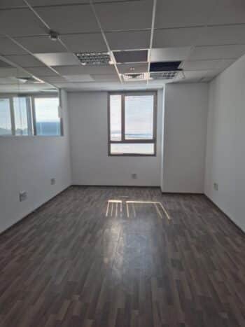 בפארק המדע בקרבת חניון גדול ומסעדות