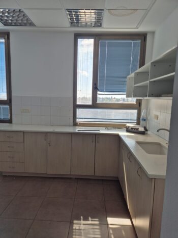 עם נוף ירוק בבנין משרדים מתוחזק בפארק המדע