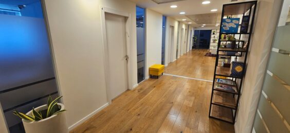 8 חדרי משרדים, חדר ישיבות, שירותים ומטבח