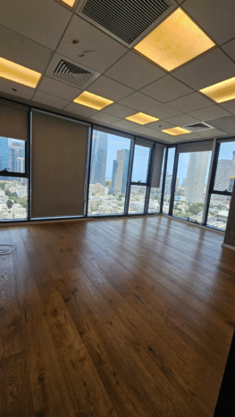 400 מר כחדרים בגדלים שונים, חדר ישיבות וחדר מנהל