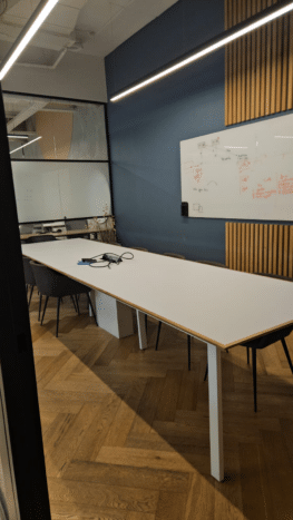 משרד משופץ במרחק דקות הליכה מרכבת ההגנה