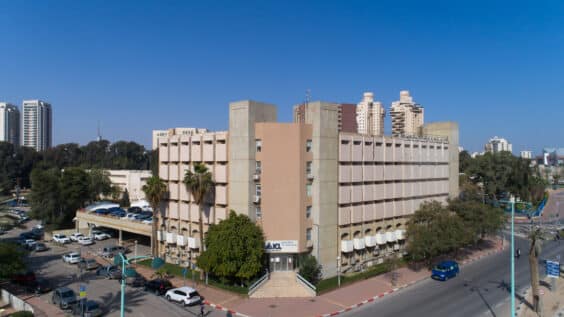 נגישות גבוהה לתחבורה ציבורית ונמצא בקרבת עורקי תחבורה ראשיים