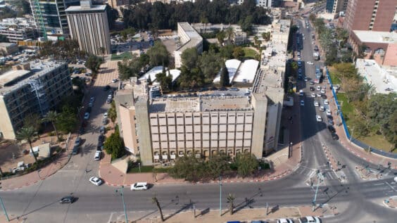 בניין בשטח של כ 2964 מר ו 63 מקומות חנייה