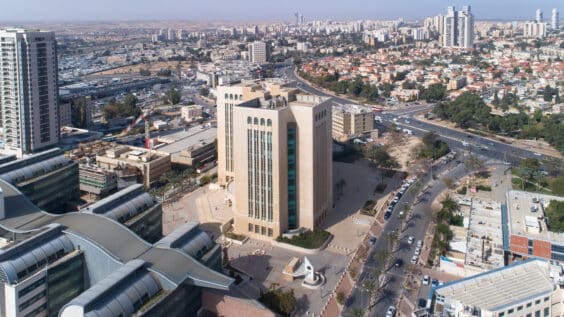 במיקום מרכזי, בסמוך לצירי תנועה ראשיים