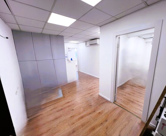 מחולק ל3 חדרים, לובי כניסה, מזגנים, הכנה למטבח