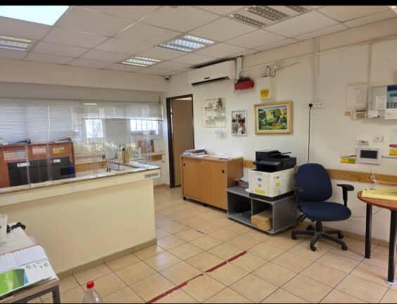 נגישות מעולה לתחבורה ציבורית, עם חניונים בסביבה