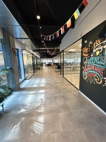 בניין חדש ומפואר בנתניה, את דרום (פולג)