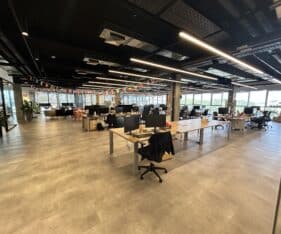 מחולק לכ11 חדרים,אופן ספייס גדול מטבח מהמם