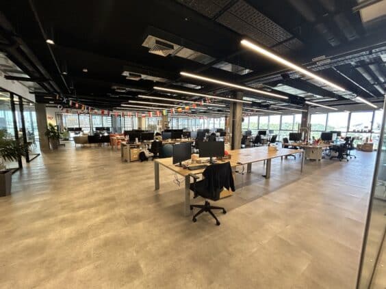 מחולק לכ11 חדרים,אופן ספייס גדול מטבח מהמם