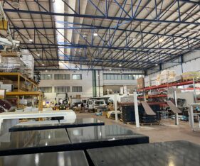 מבנה עצמאי, מפואר, בגודל 2,600 מר עם חצר תפעול