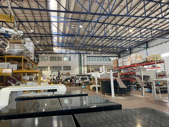 מבנה עצמאי, מפואר, בגודל 2,600 מר עם חצר תפעול