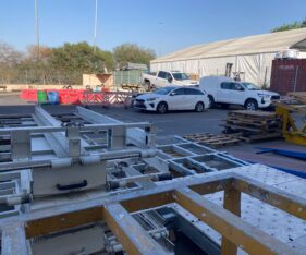 בצידי המבנה יש דלתות גלילה נוספות להכנסת והצאת סחורה