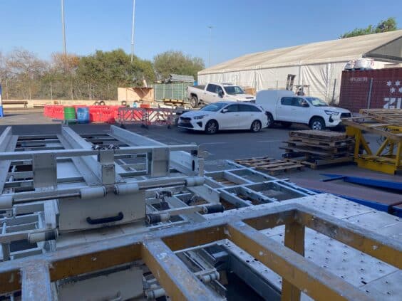 בצידי המבנה יש דלתות גלילה נוספות להכנסת והצאת סחורה