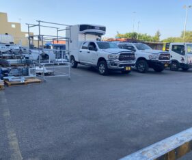 לנכס יש 2 דלתות גלילה, כל אחד רוחב 6 מטר גישה מהחצר