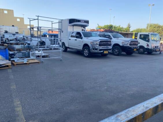 לנכס יש 2 דלתות גלילה, כל אחד רוחב 6 מטר גישה מהחצר