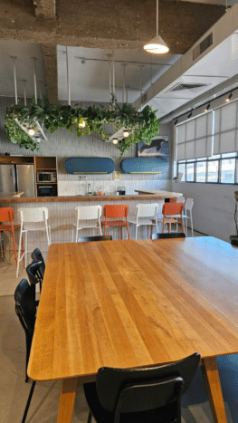 מטבח גדול, חדרי ישיבות ועמות אופן ספייס