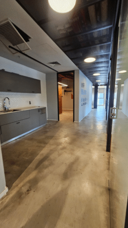 חדרים בגדלים שונים כולל חדרי ישיבות וחדרי מנהל