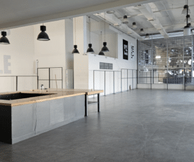 חלל משופץ וגבוה ליד בלומפילד