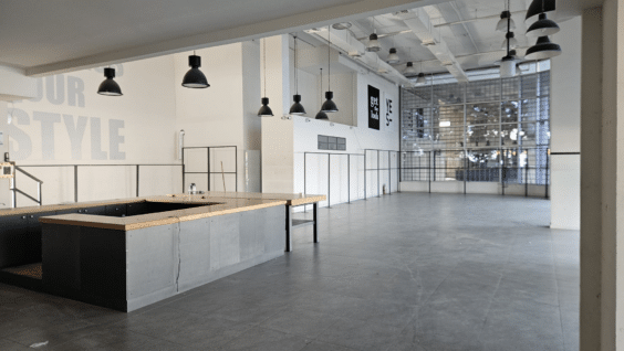 חלל משופץ וגבוה ליד בלומפילד