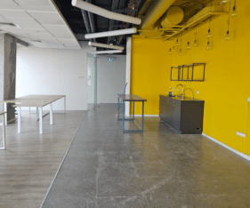 שני אזורי אופן ספייס וחדרי ישיבות עם נוף לים