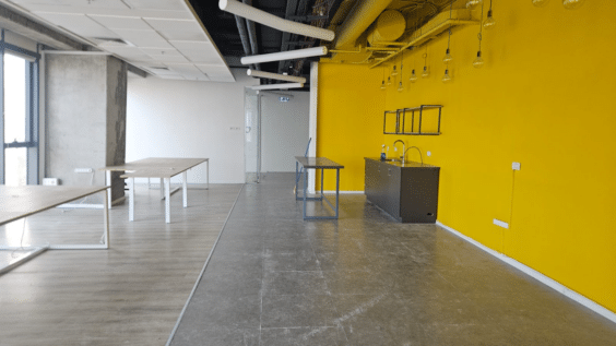 שני אזורי אופן ספייס וחדרי ישיבות עם נוף לים